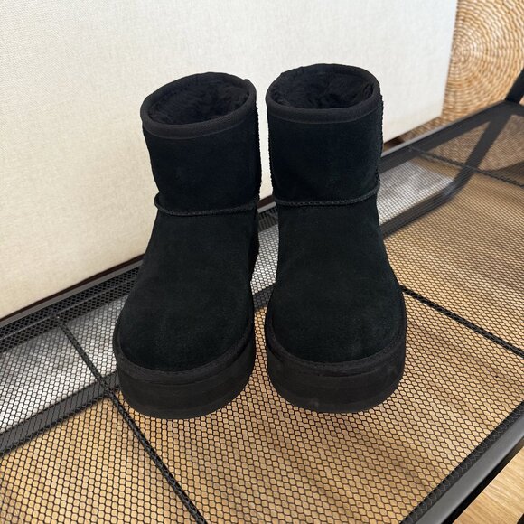 SOLD - UGG Kids' Classic Mini Platform Boots - Size 5 (Fits a women's 7) - Picture 1 of 6